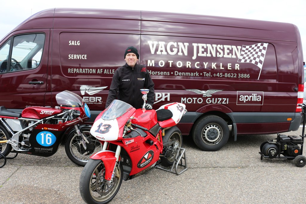 #13 René Prang med pokal og sin ducati 916 SP 1994 efter weekendens anden sejr
(Foto: Erling Prang)